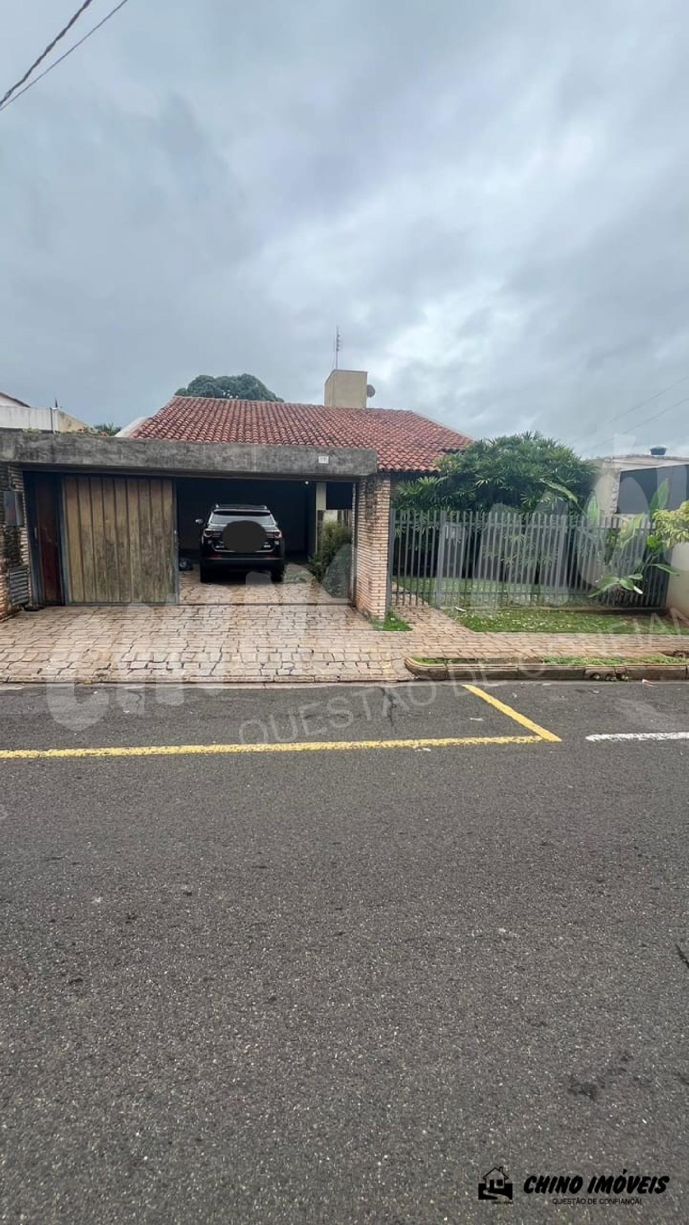 Casa à venda - Rua Mato Grosso - no coração da cidade / Excelente para ponto Comercial