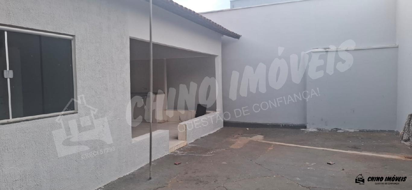 Aluga-se Casa de Fundo