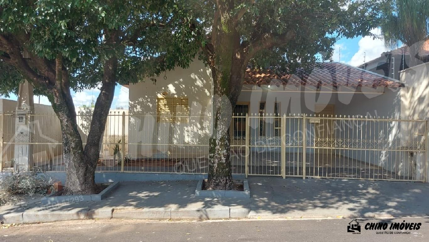 Aluga-se Casa Com 3 Quartos