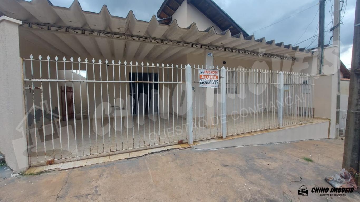 Aluga-se Casa Com 3 Quartos