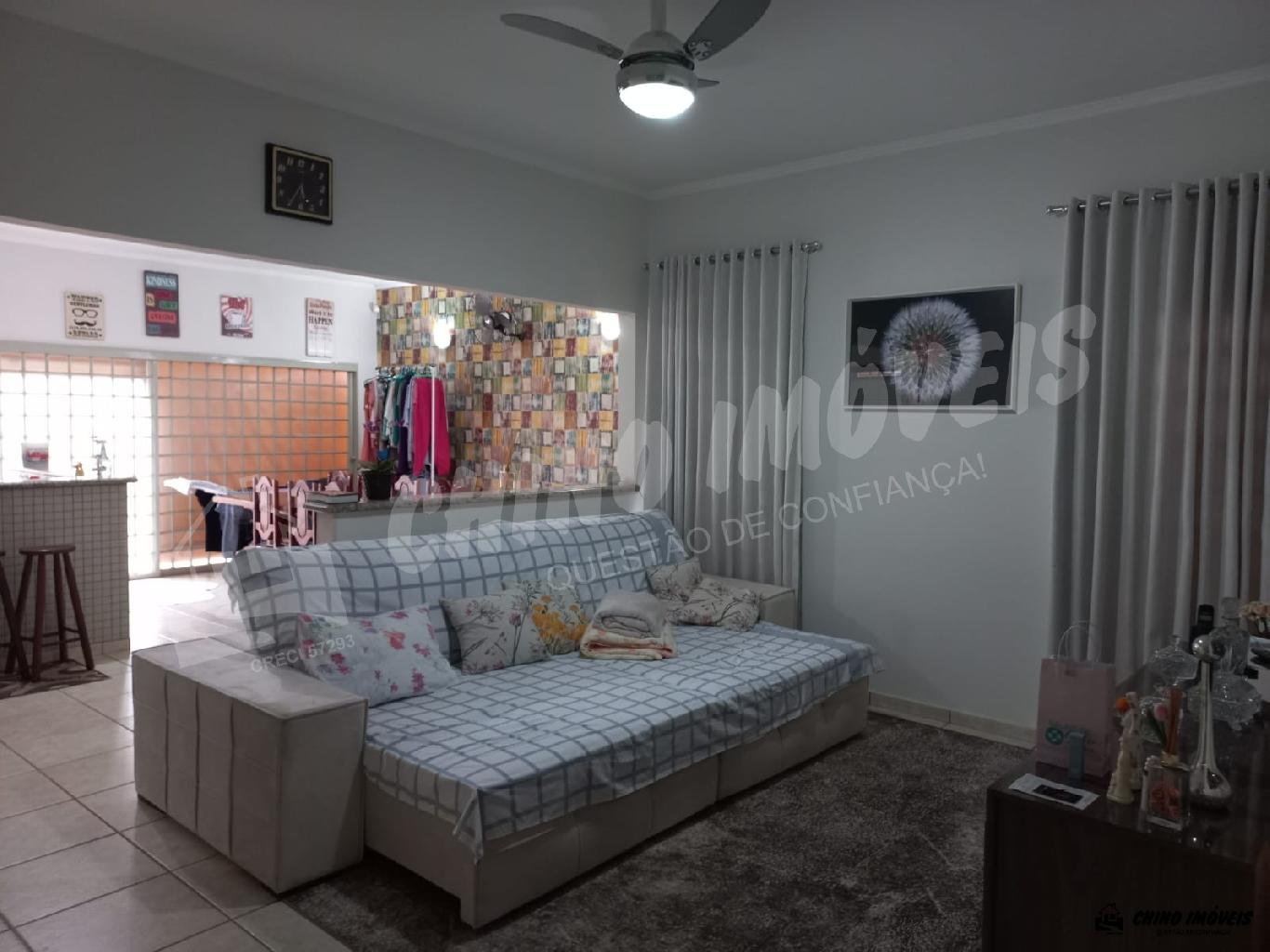 Linda Casa de 4 Dormitorios, 2 Suítes c/armários, Sala