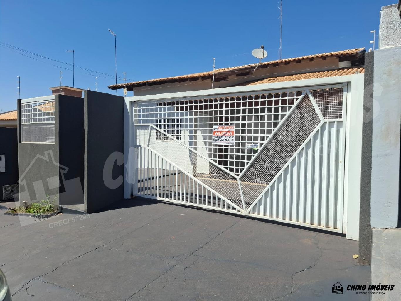 ALUGA-SE Casa com fundo